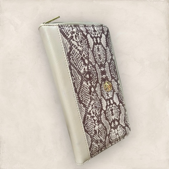 Adrienne Vittadini Zip Around Passport/Wallet. - Picture 4 of 4